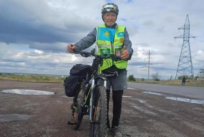 Объехать весь Казахстан: Велопутешественник Жумабай Отаргалиев добрался до Караганды