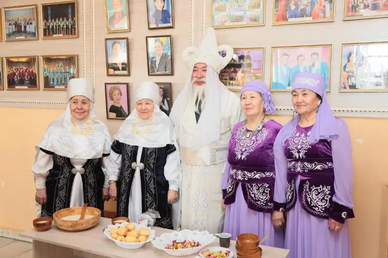 Персонаж казахской мифологии поздравил избирателей в Абайской области