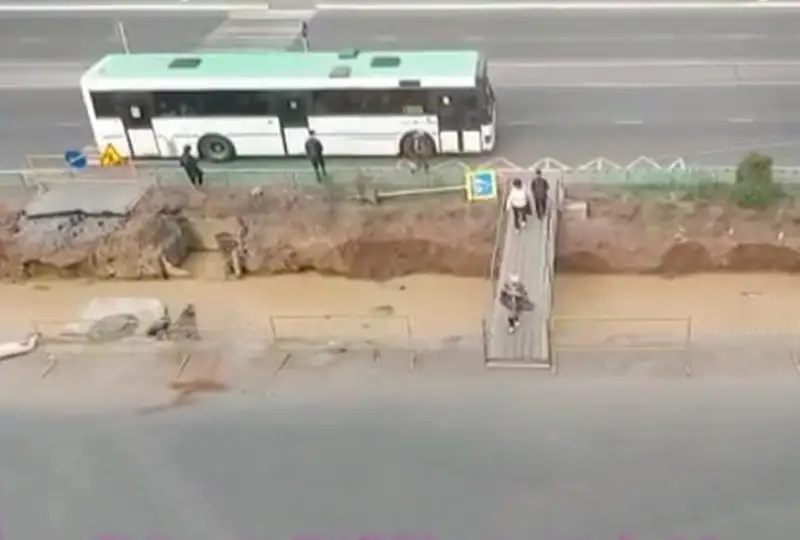 Улицу в Экибастузе затопило из-за аварии на теплосети