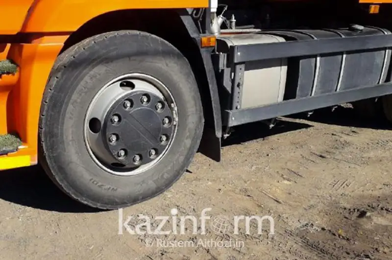 Совершивший аварию на теплосети грузовик был задействован в снегоуборке Караганды