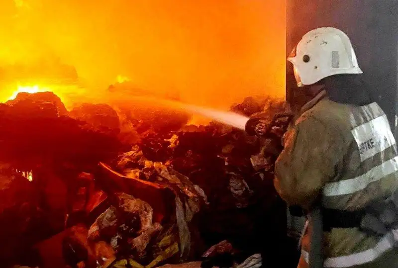 Пожарные ликвидировали возгорание на рынке Алматы