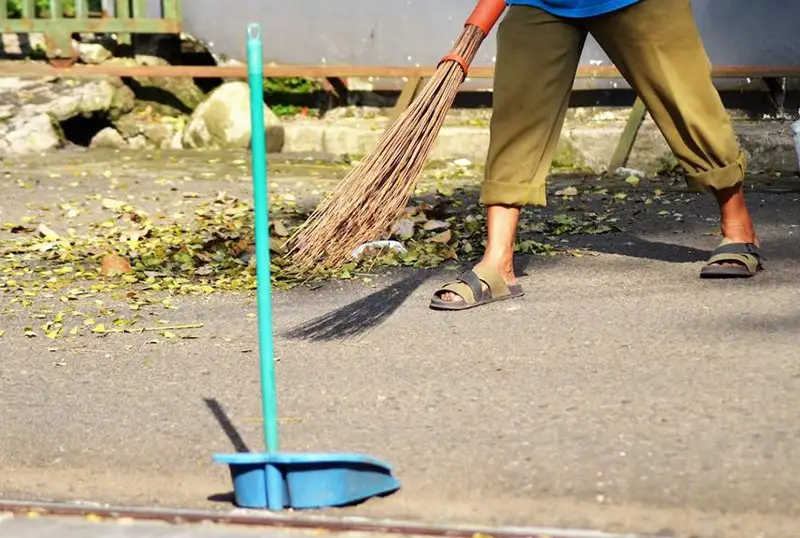 Мошенницу отправили подметать парк в ВКО