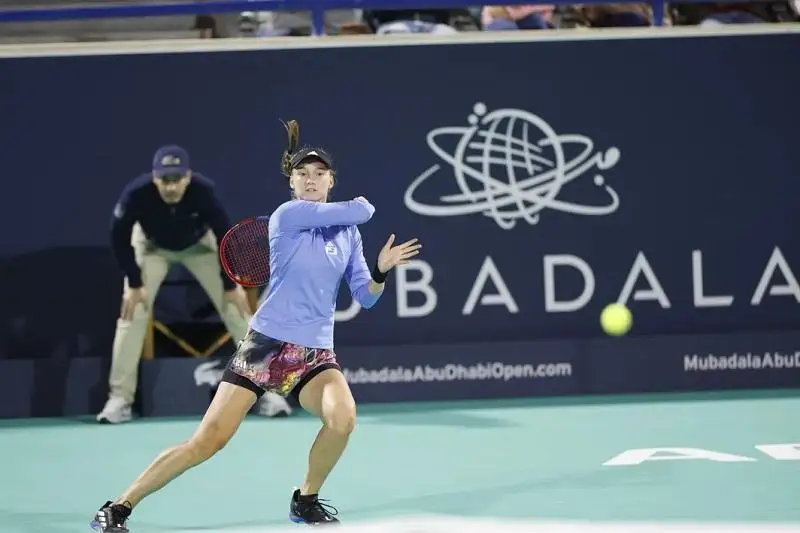 WTA500阿布扎比站：热巴金娜晋级8强