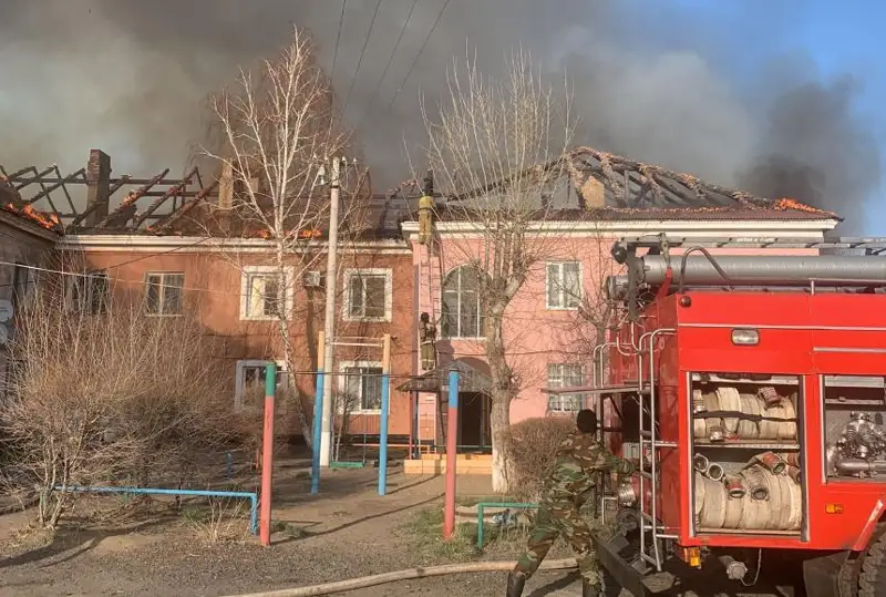 Ekibastuzda eki qabatty úıdiń shatyry janyp jatyr, adamdar evakýatsııalanýda