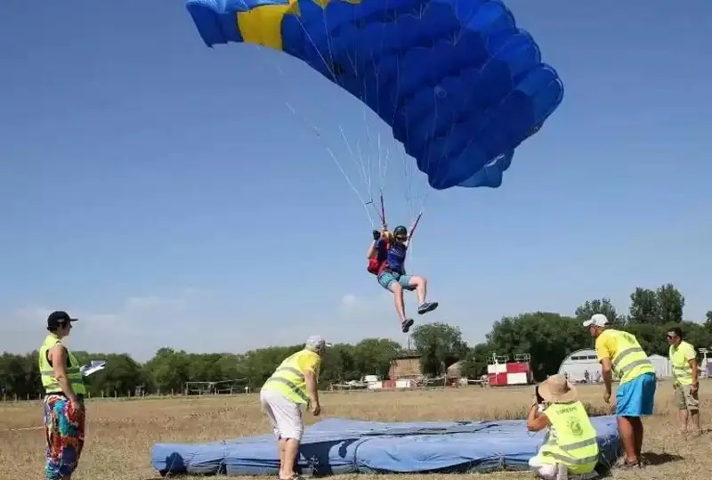 Parashıýt sportynan ótken Qarýly Kúshter chempıonattarynda sportshylar 460 ret sekirdi