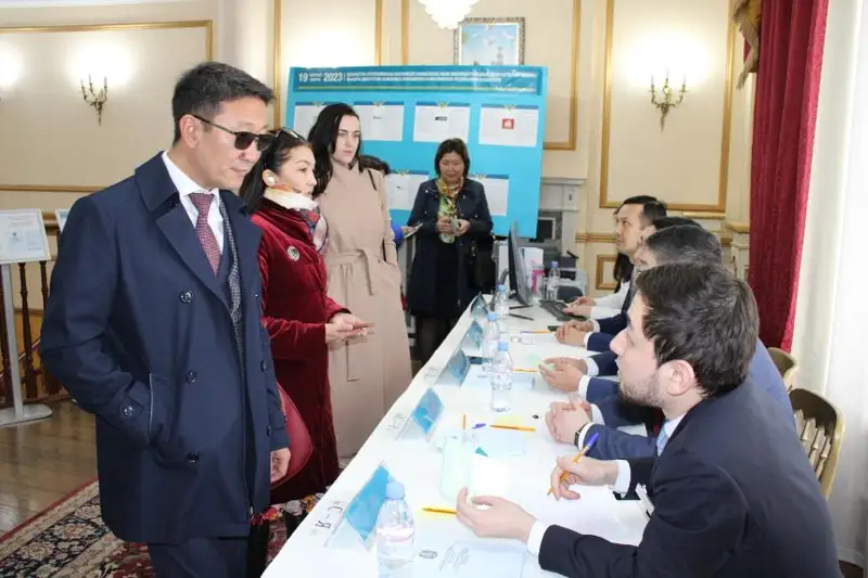 Казахстанцы активно голосуют в Лондоне