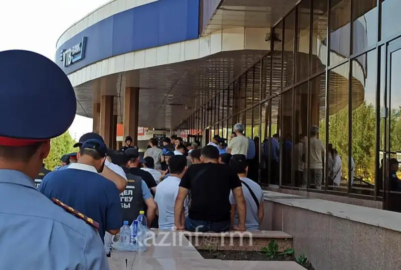 Профессиональные переговорщики ведут переговоры с захватчиком заложников в Kaspi