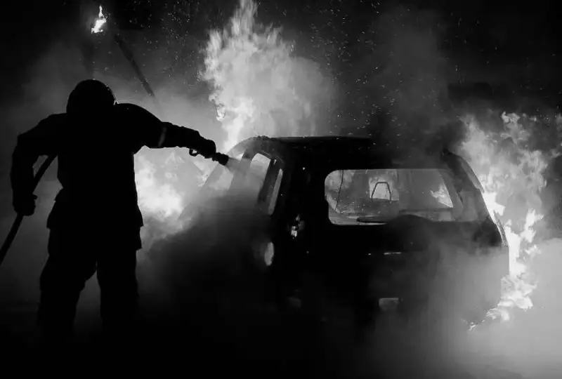 Пожарный скончался при тушении возгорания в пригороде Парижа