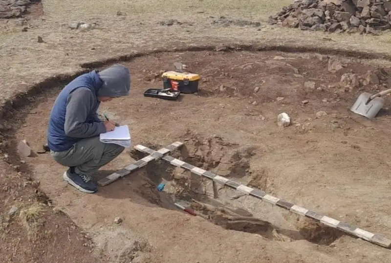 Aqmola oblysynda Qola dáýirinde jerlengen adamnyń súıekteri tabyldy