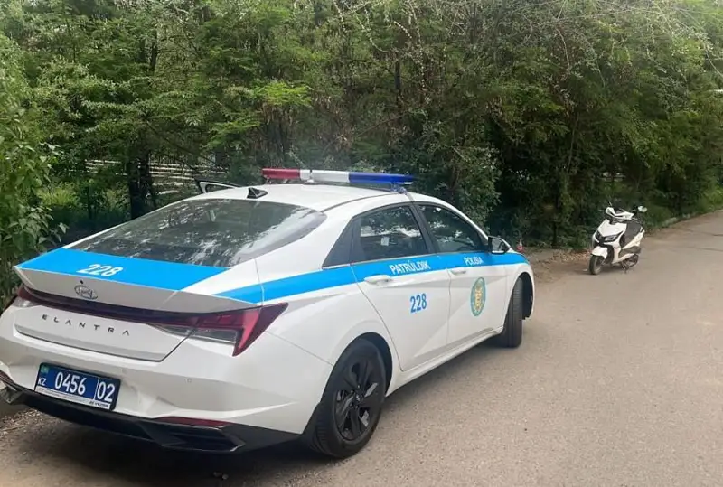 Мопедист сбил полицейского в Алматы