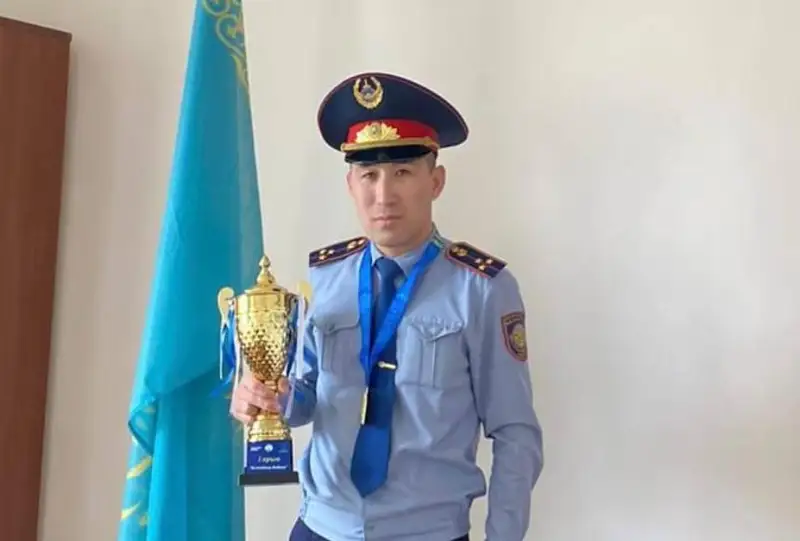 Полицейский «разрулил» дорожную пробку в Уральске с газетой в руках