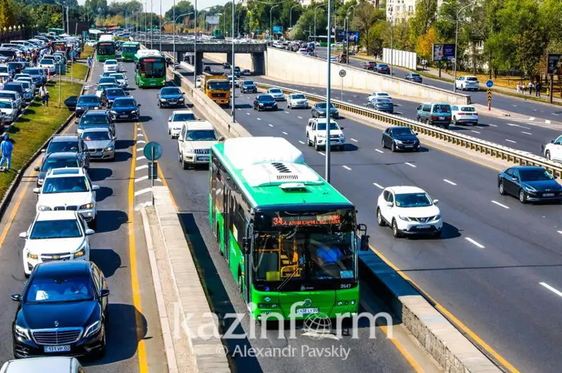 Almatyda alty avtobýstyń júrý baǵyty ózgerdi