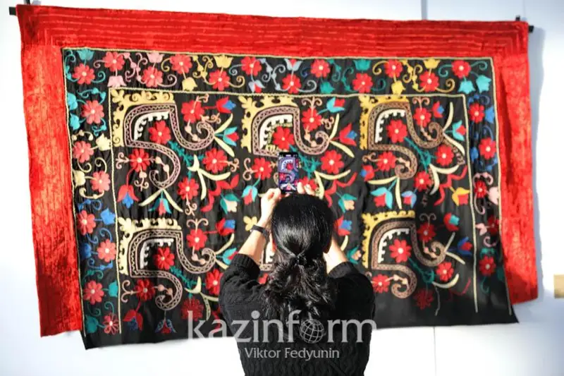 Живописная весенняя выставка открылась на Наурыз в столичной галерее Kulanshi