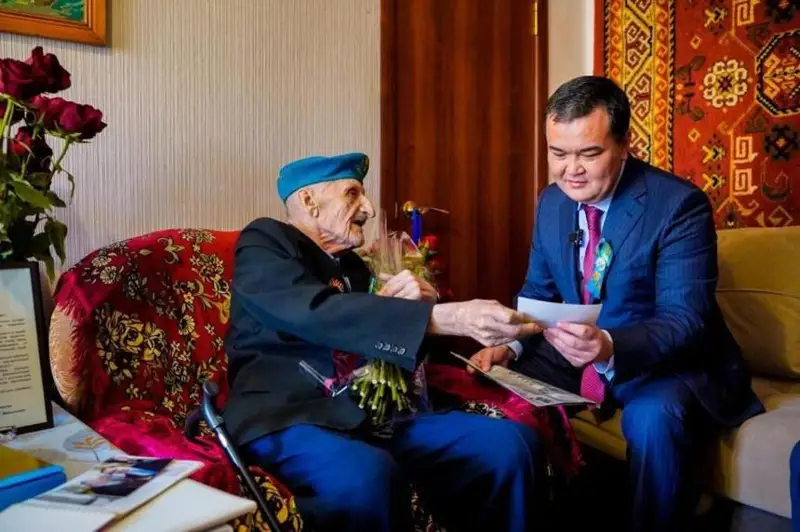 Аким Астаны поздравил ветеранов с Днем Победы