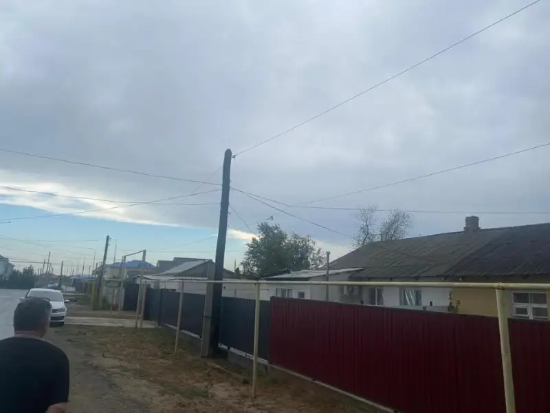 Atyraýda qatty jeldiń saldarynan birneshe shaǵyn aýdan jaryqsyz qaldy