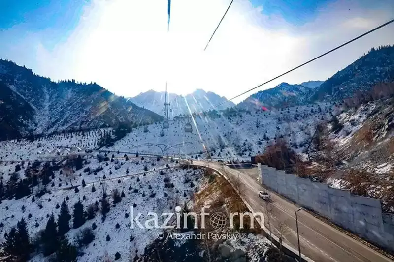 Medeýden Shymbulaqqa baratyn jolda 20 tekshe metr tas qulady