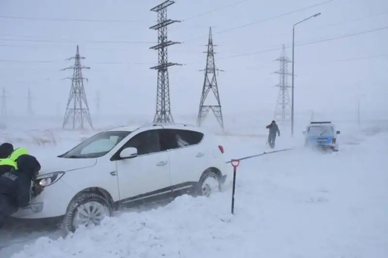 Карагандинским водителям грозят штрафы за выезд на закрытые в непогоду трассы