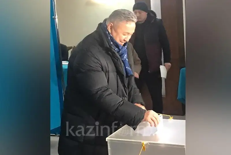 Azat Perýashev saılaýda daýys berdi