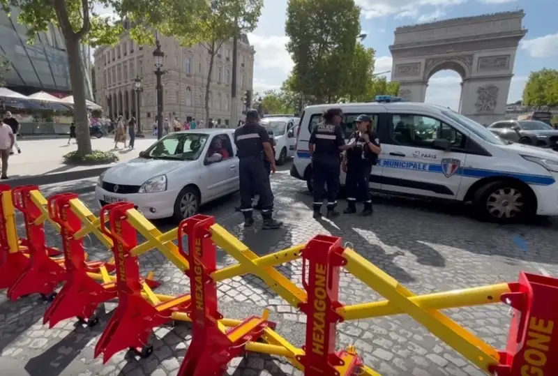 Около 45 тысяч полицейских обеспечивают правопорядок во Франции