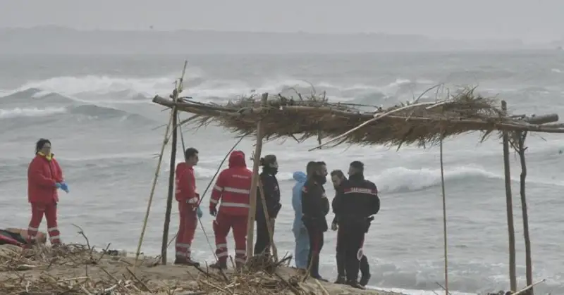 Число погибших при кораблекрушении на юге Италии мигрантов достигло 45