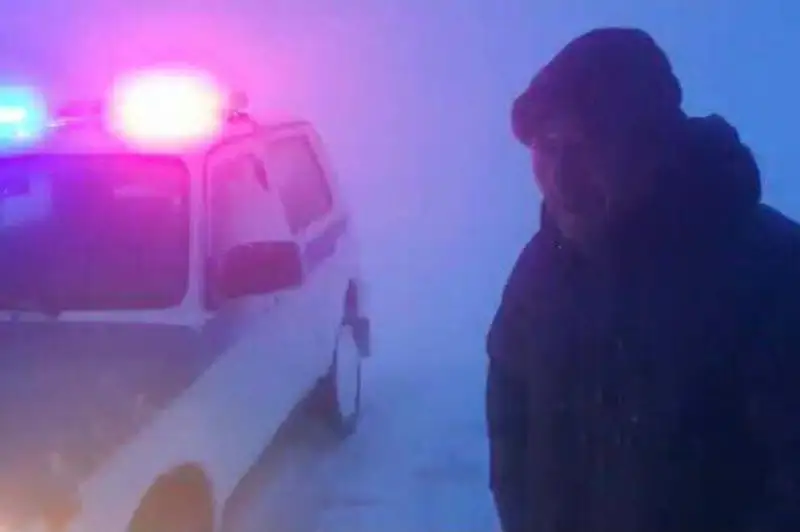 Замерзающих на трассе граждан приютил жамбылский полицейский