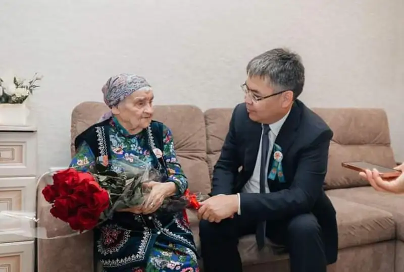 اتىراۋ اكىمى 92 جاستاعى كونسلاگەر تۇتقىنىن جەڭىس كۇنىمەن قۇتتىقتادى