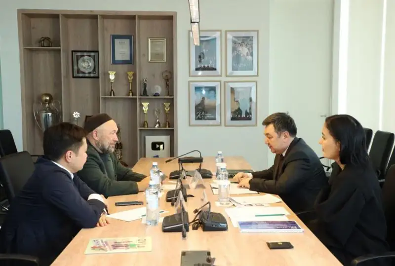 ҚР Ахборот вазири ва машҳур режиссёр ТВ-контент сифатини ошириш масалаларини муҳокама қилди