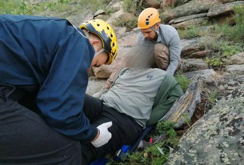 Павлодарские спасатели спустили с горы сломавшего ногу туриста