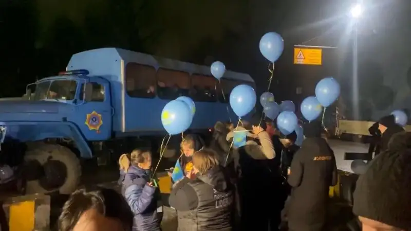 Родственники казахстанских спасателей собрались в аэропорту Алматы в ожидании их прибытия