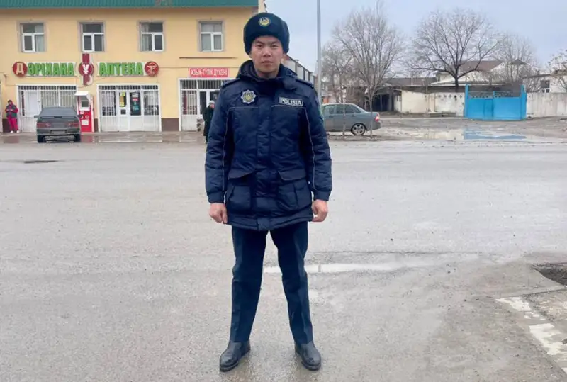 Túrkistandyq polıtseı tasqyn sýǵa batyp bara jatqan turǵyndy qutqardy