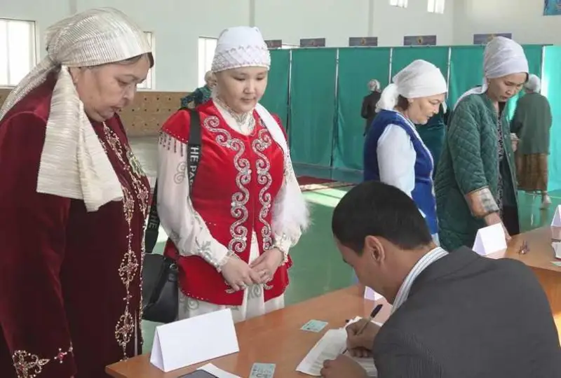 اراق-شاراپتان باس تارتقان ماڭعىستاۋ وبلىسىنداعى اۋىل سايلاۋ كۇنى دە ەرەكشەلەندى - فوتو