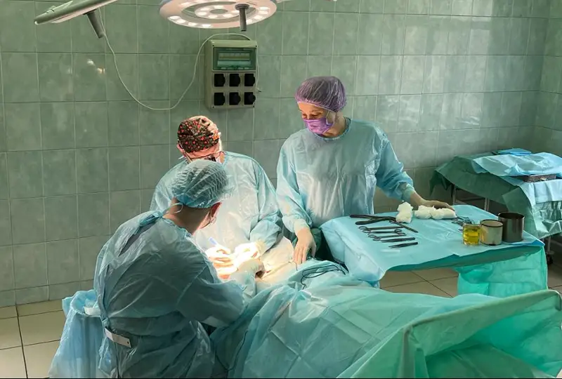 21-летнюю девушку с ножевым ранением спасли карагандинские хирурги