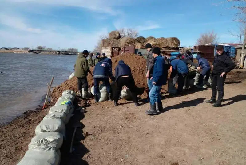 Паводок в ЗКО: посты наблюдения за руслами рек выставили в Уральске
