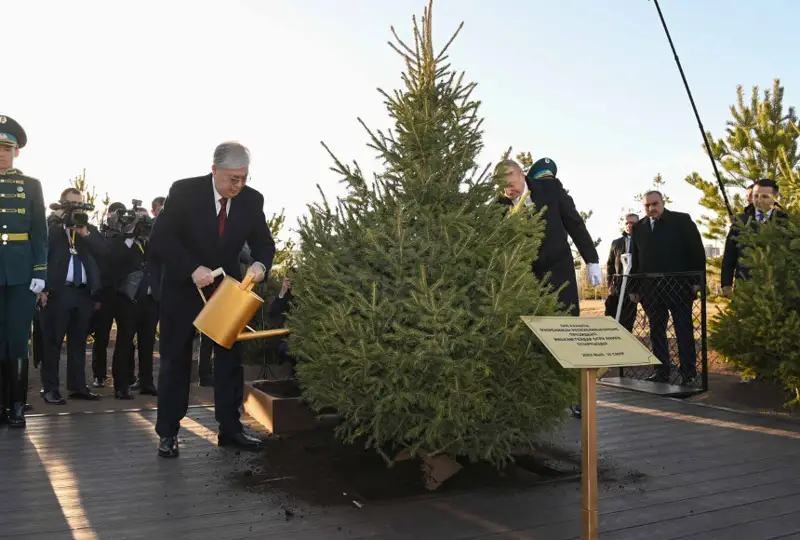 Президенты Казахстана и Азербайджана посадили деревья в Ботаническом саду Астаны