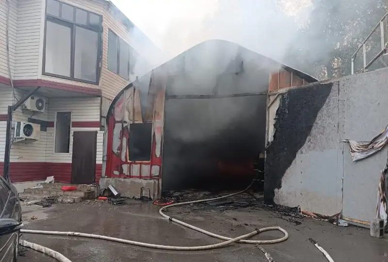 Пожар в гараже перекинулся на кровлю кафе в Алматы