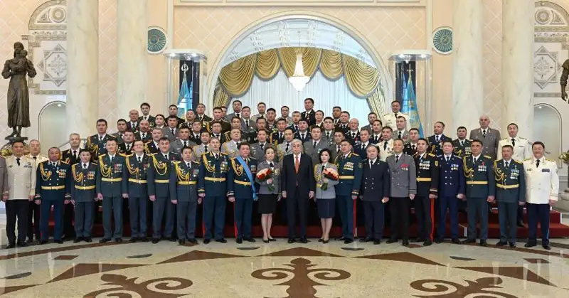 Президент давлат мукофотлари, олий ҳарбий унвонлар ва даражаларни топширди