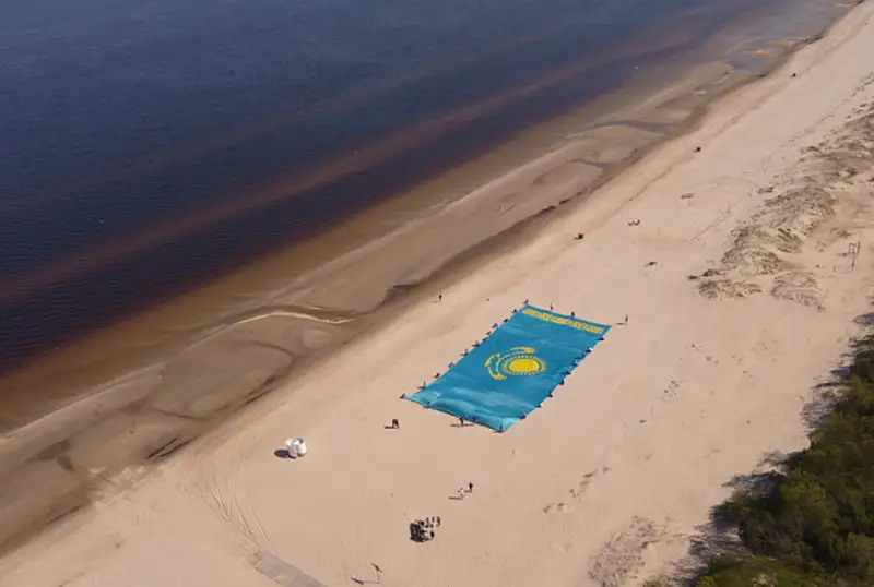 ЧМ по хоккею: болельщики развернули большой флаг Казахстана в Юрмале