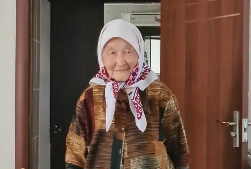 106-летняя бабушка шьет одежду и играет в шашки