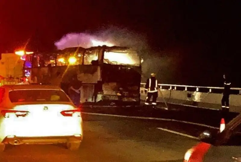 Сауд Арабиясында жолаушылар автобусы өртеніп, ондаған адам қаза тапты