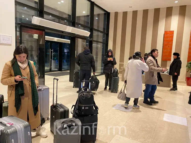Olar bizdi qıyndyqta qaldyrmady – Túrkııadan oralǵan qazaqstandyqtar Prezıdent pen SІM-ne alǵys aıtty