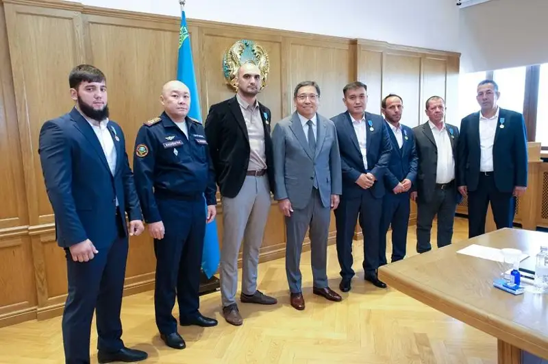 Госнаграды от имени Президента вручили героям, спасшим людей во время пожара в «Аккенте»