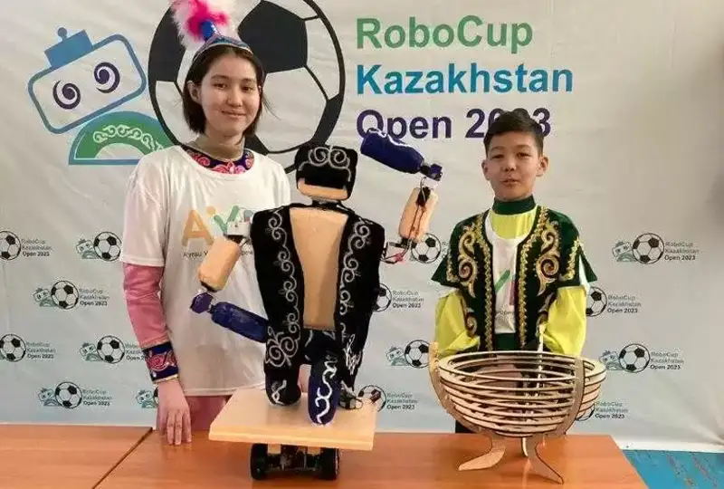 Atyraýlyq oqýshylar bıleıtin robot qurastyrdy