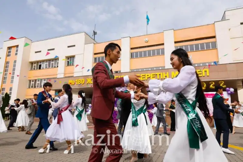 Последний звонок прозвучал в школах Алматы