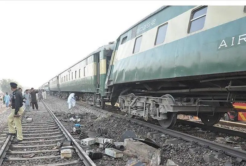При крушении поезда в Пакистане погибли более 20 человек