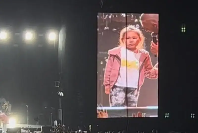 Покорила сердце Arash: маленькая алматинка спела с известным певцом на одной сцене