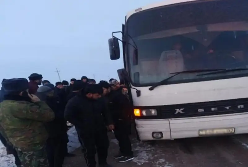 В Жуалынском районе из поломанного автобуса были эвакуированы более 50 человек – МЧС