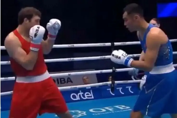 بوكستان الەم چەمپيوناتى: قىتاي قۇرامىنداعى قازاق جىگىتى الەمنىڭ ۆيتسە-چەمپيونىن ۇتتى