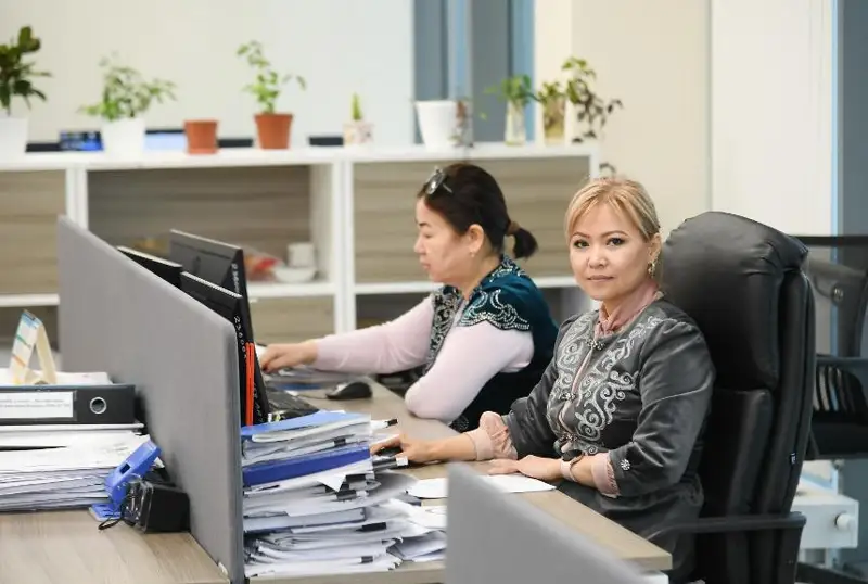 Акимы и госслужащие Туркестанской области вышли на работу в национальной одежде