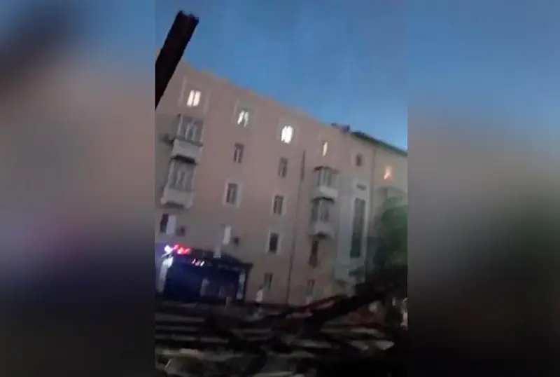 Balqashta qatty jeldiń saldarynan turǵyn úıdiń shatyry ushyp ketti