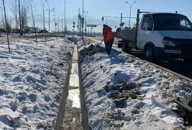 Almatyda aryq jelileri qar men muzdan tazartylyp jatyr